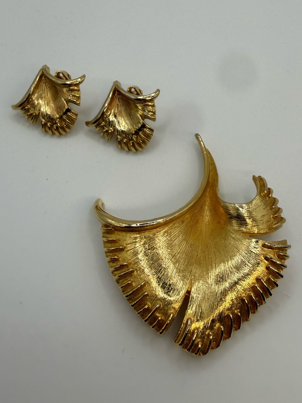 Vintage Gold Tone Ginkgo Leaf Brooch Clip On Earrings Demi Parure Set